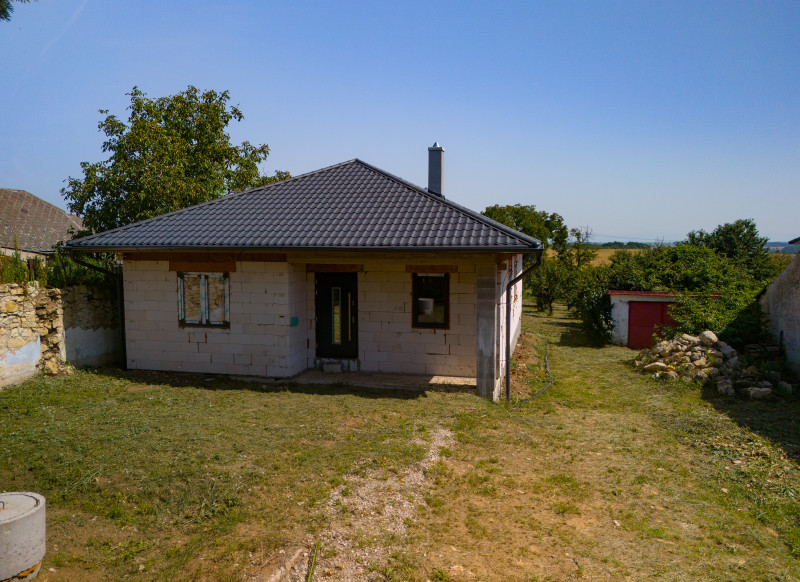 NOVOSTAVBA - 4 izbový bungalov - obec Veľaty